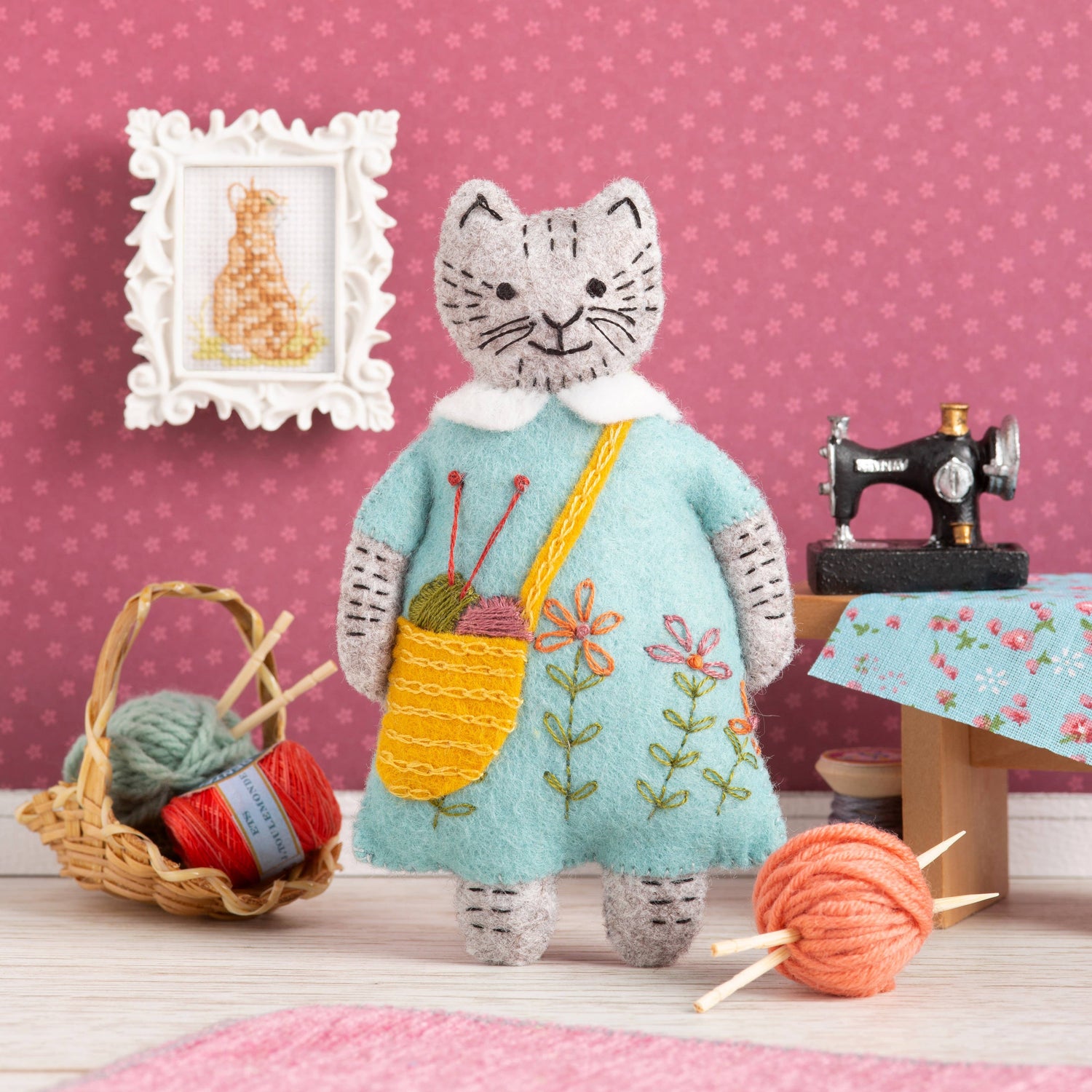 Mrs. Cat Loves Knitting Felt Kit - Corinne Lapierre